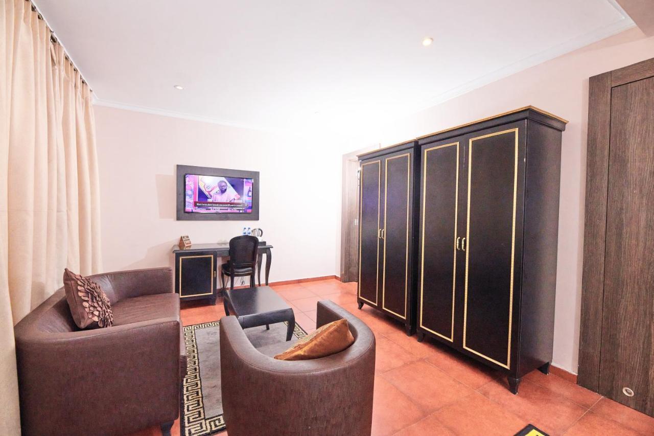 Oak Haven Hotel & Suites Порт Харкорт Екстериор снимка